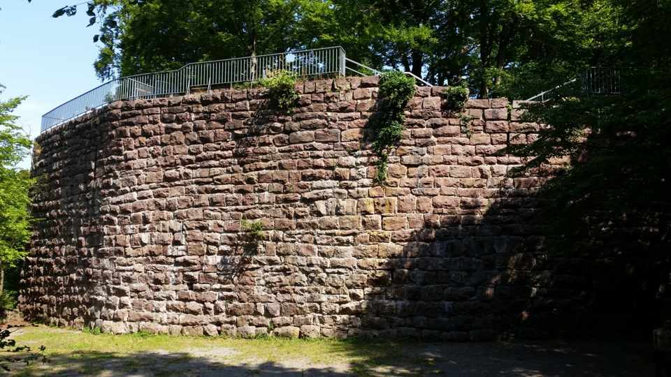 Wehrmauer der Burg Kräheneck